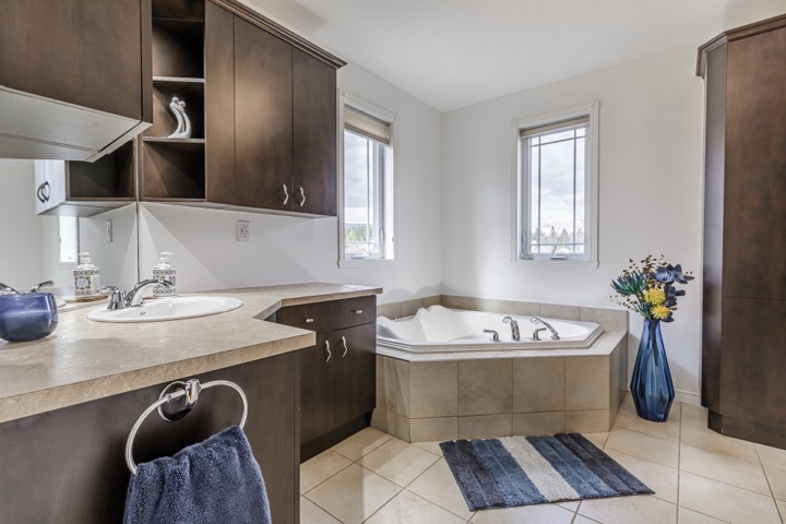 Salle de bain — 17 rue Desrochers, Shannon