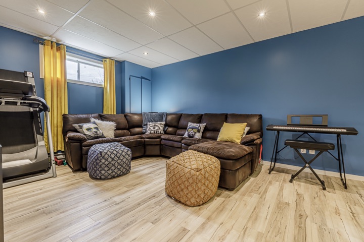 Salon — 17 rue Desrochers, Shannon