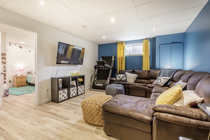 Salon — 17 rue Desrochers, Shannon